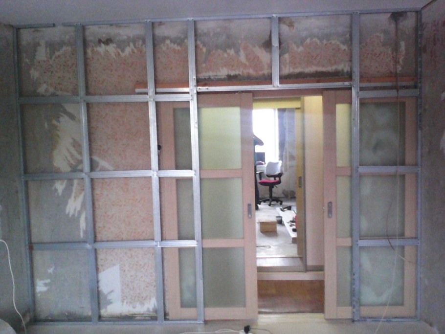 Раздвижная дверь в гипсокартонной перегородке