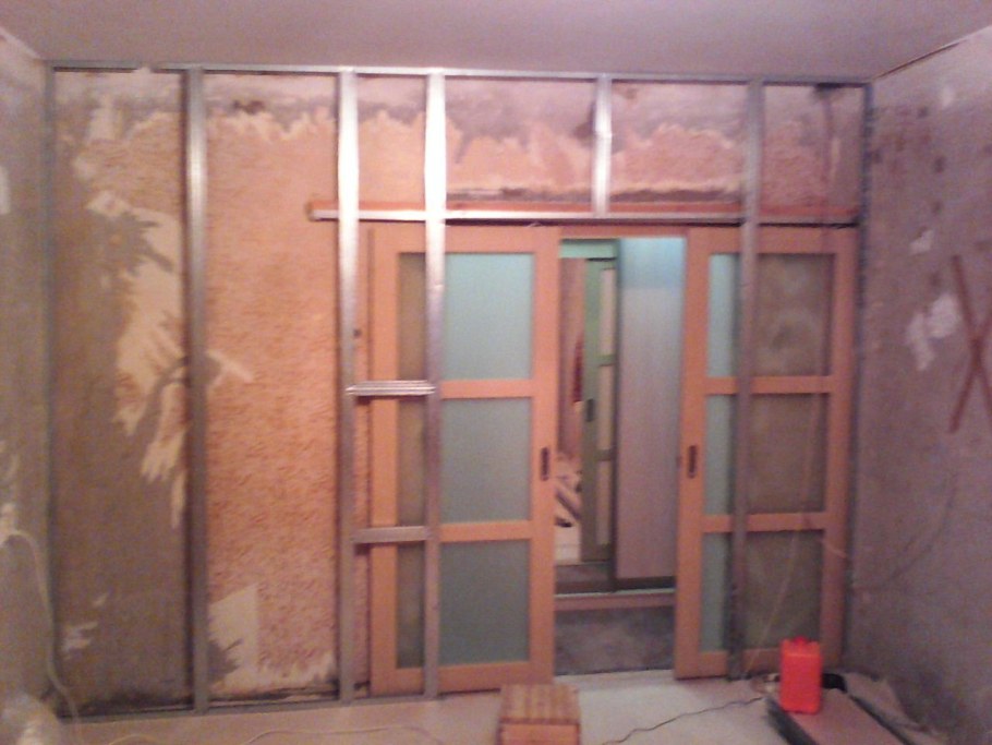 Перегородка из гипсокартона с дверью