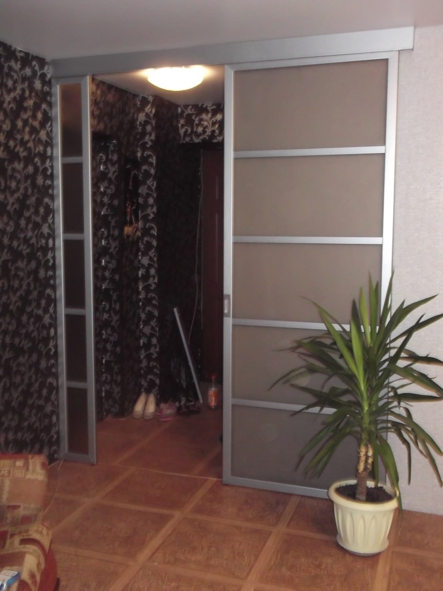 Дверь купе в гипсокартонной перегородке