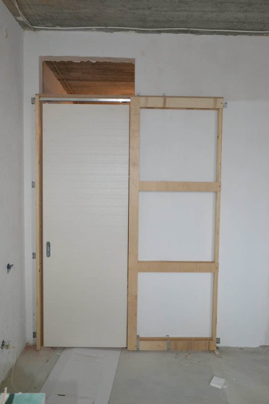 Стеллаж в проеме