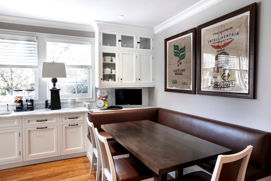 Большая кухня с диваном