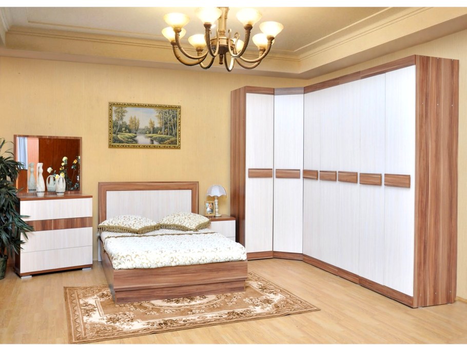 Кожаный диван с деревянными подлокотниками