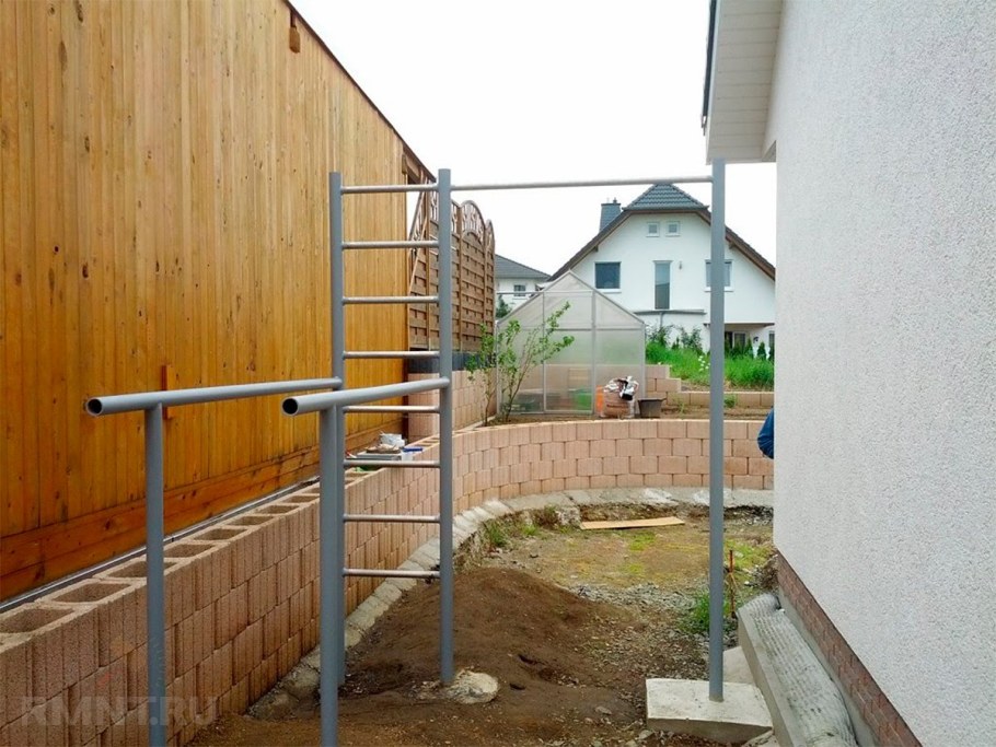 Турник и брусья во дворе