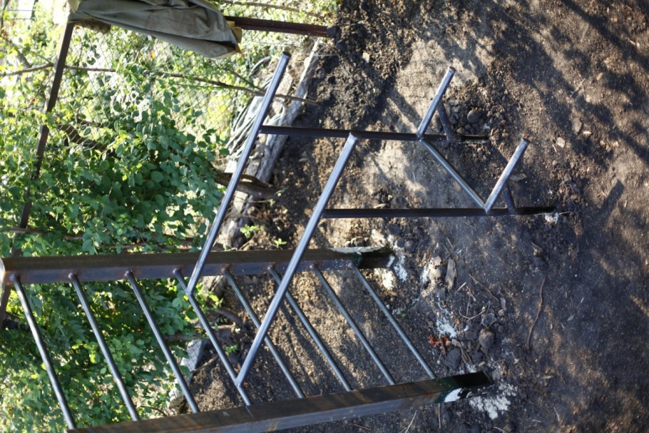 Самодельный турник во дворе