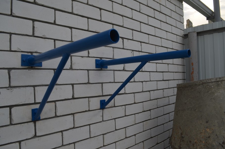 Во дворе турники, брусья перекладины