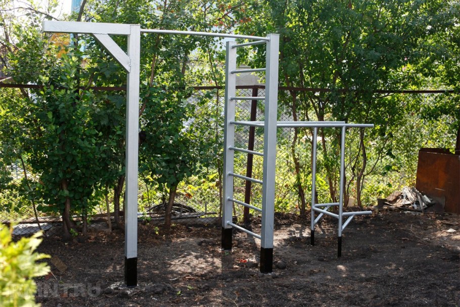 Турник и брусья во дворе