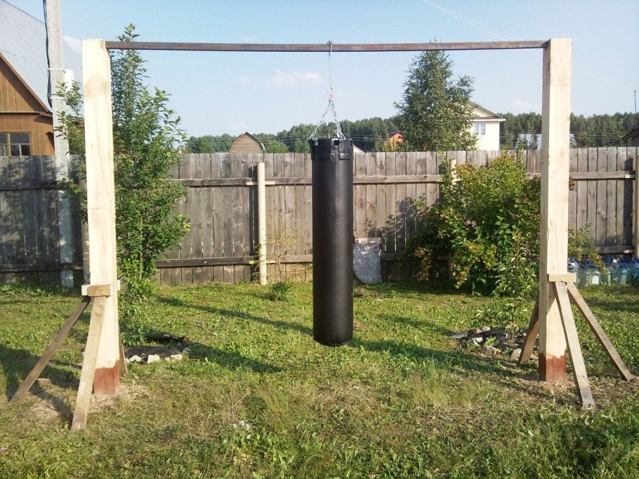 Боксерская груша на даче