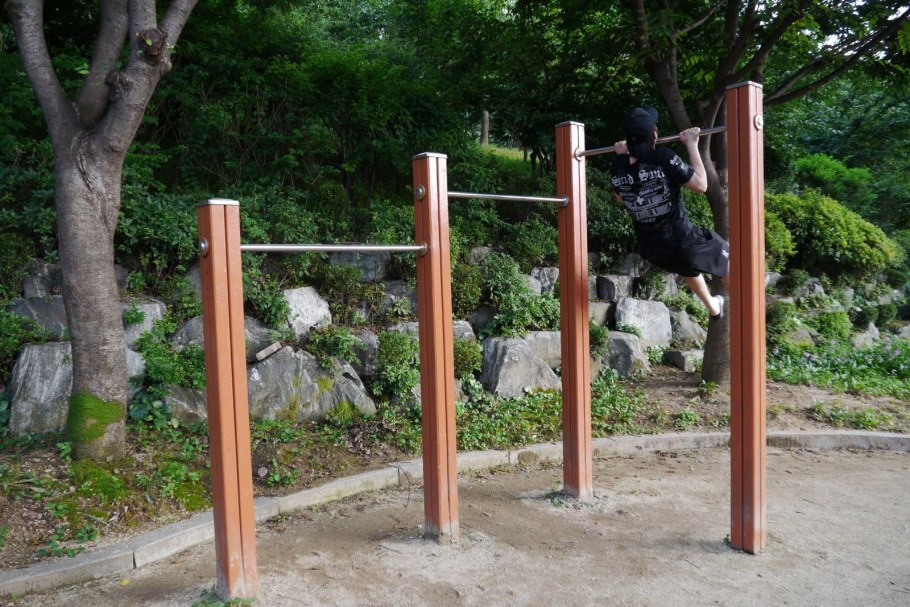 Уличный деревянный турник