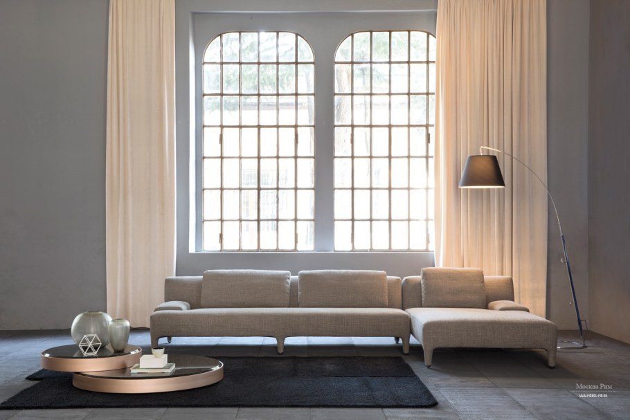 Низкий диван под ковром