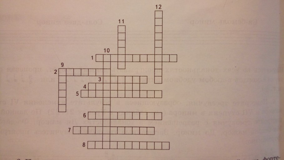 Широкий диван с подушками