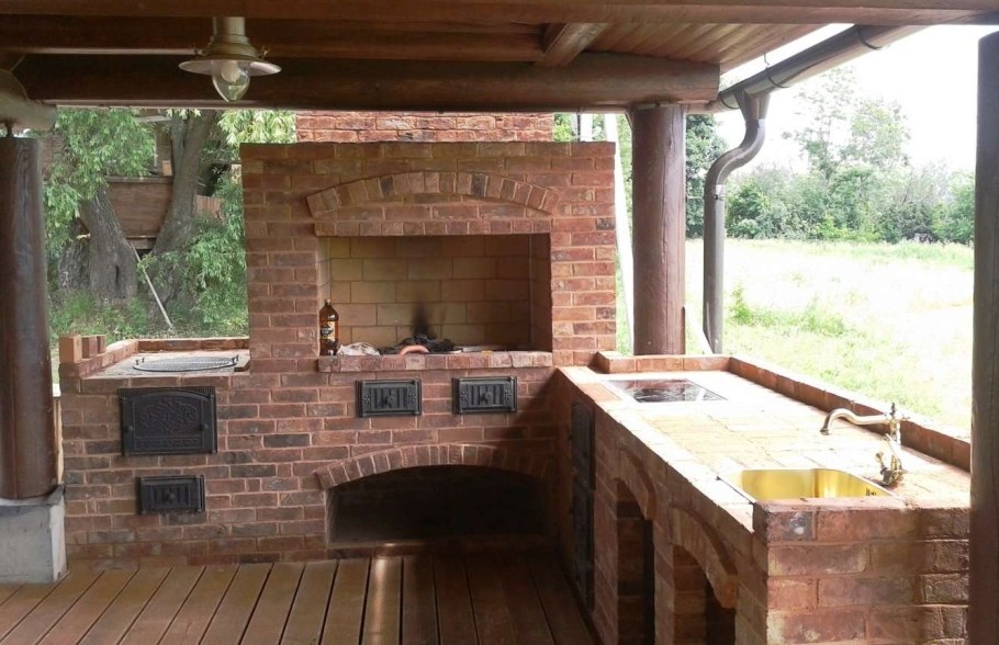 Деревянная беседка с зоной барбекю