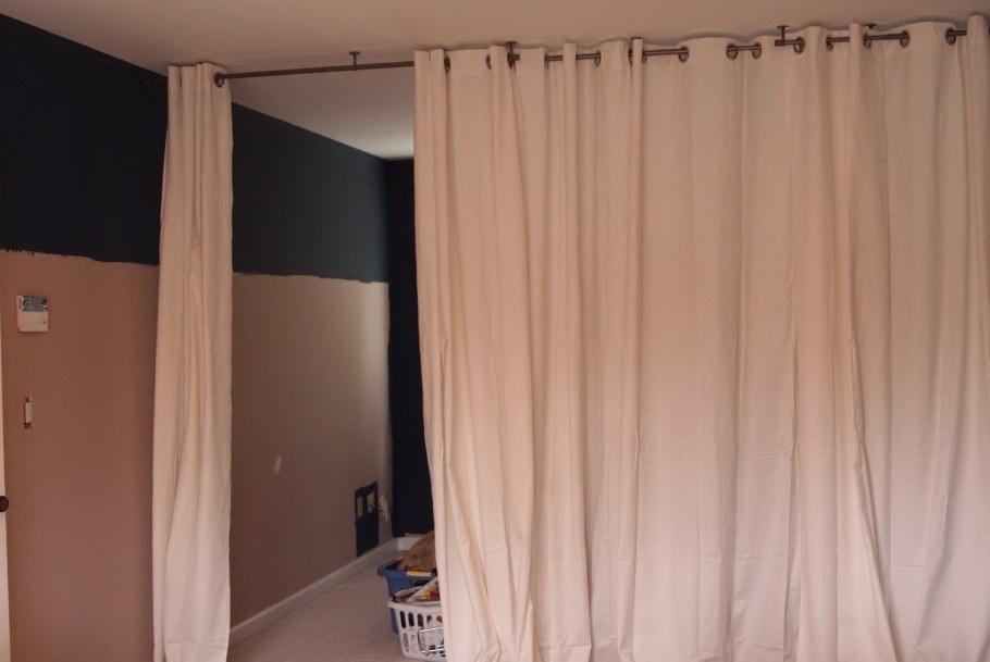 Карниз для разделения комнаты занавеской