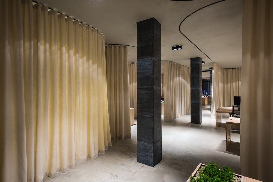 Зонирование комнаты шторами