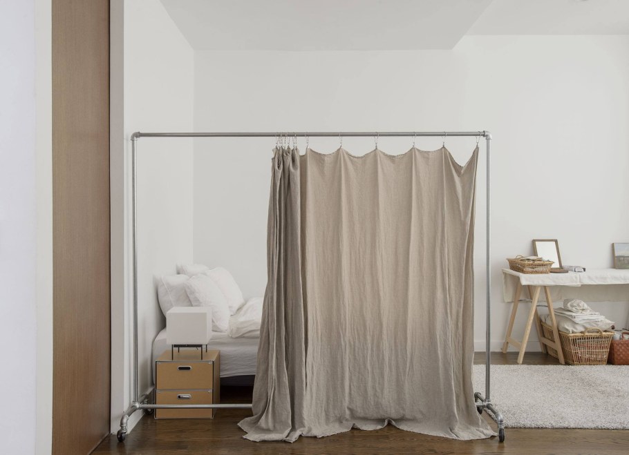 Карниз для зонирования комнаты шторами