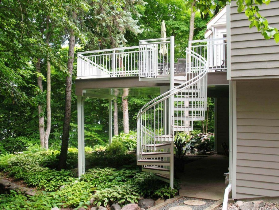 Деревянная лестница на улице