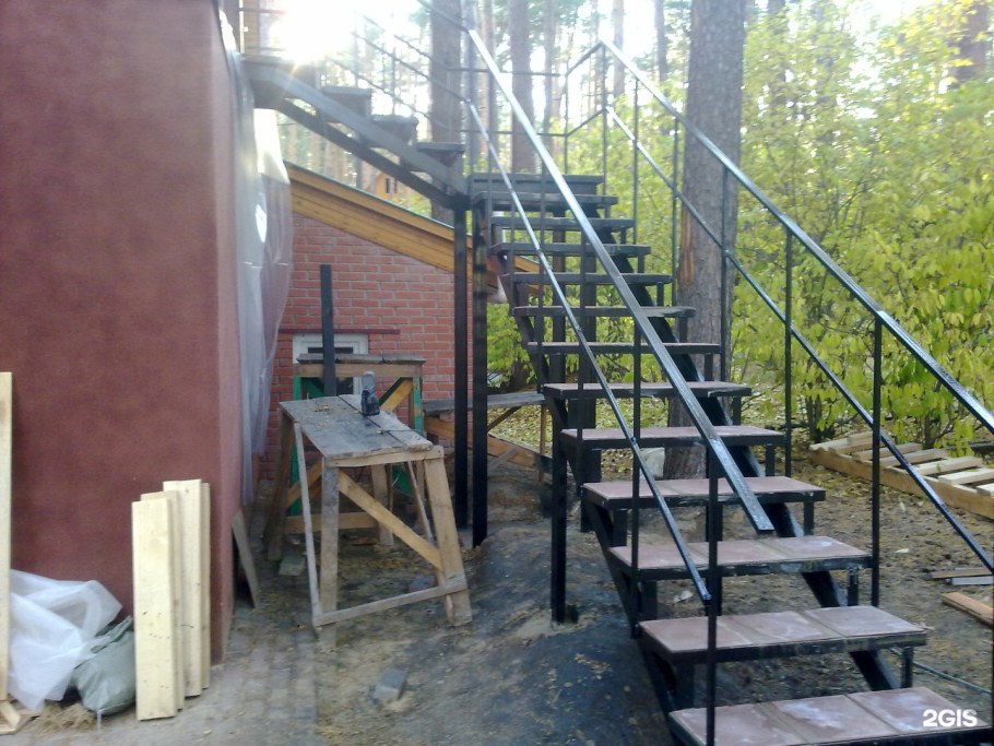 Наружная металлическая лестница