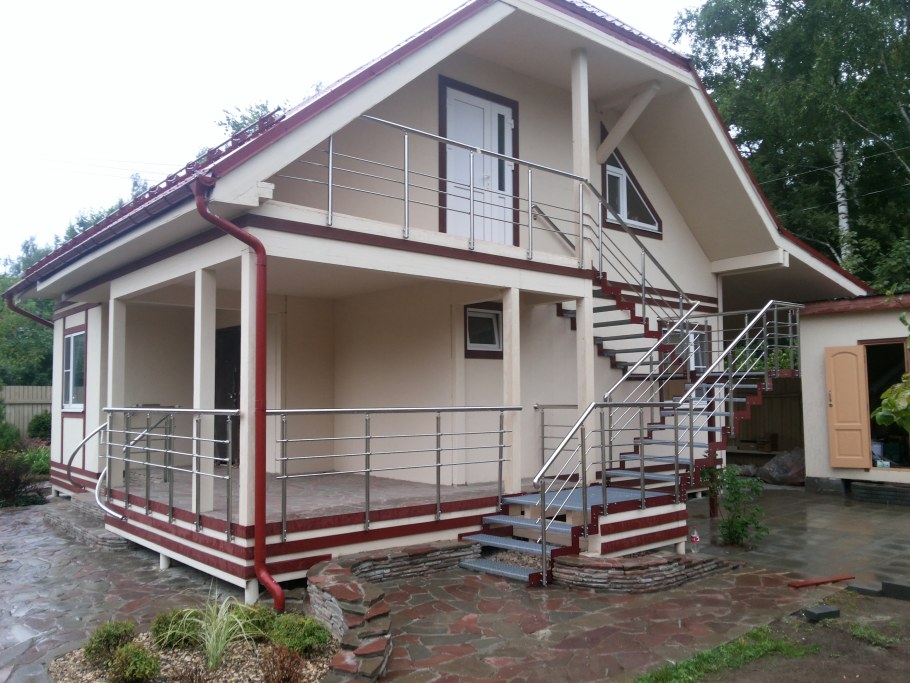 Наружная лестница на второй этаж