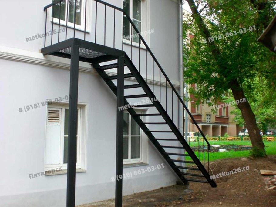 Терраса с лестницей на второй этаж