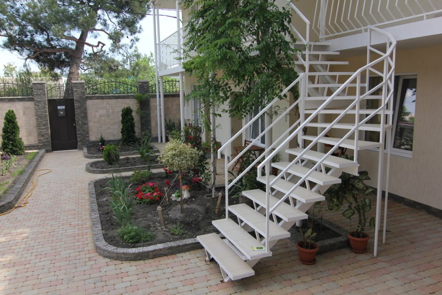 Уличная лестница с балконом