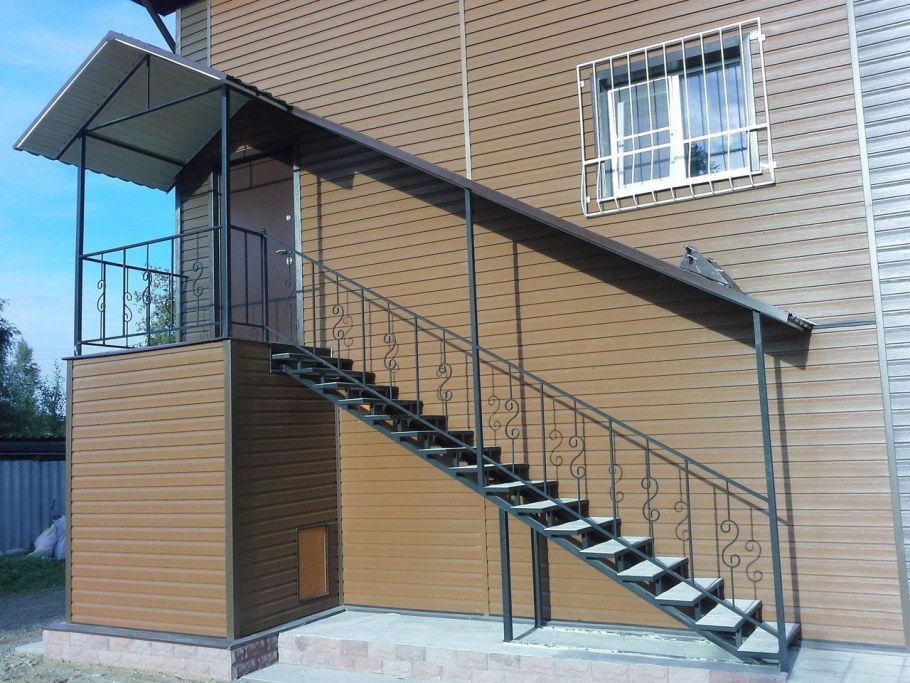 Лестница на 2 этаж наружная дача