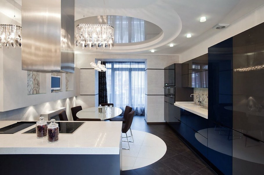 Глянцевый потолок на кухне