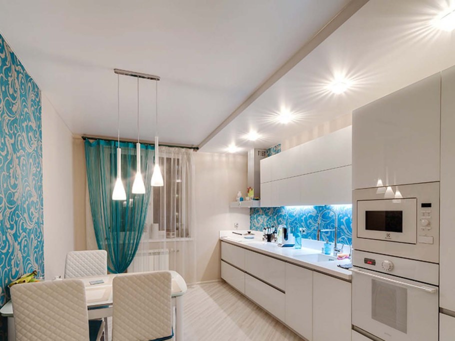 Глянцевый потолок на кухне