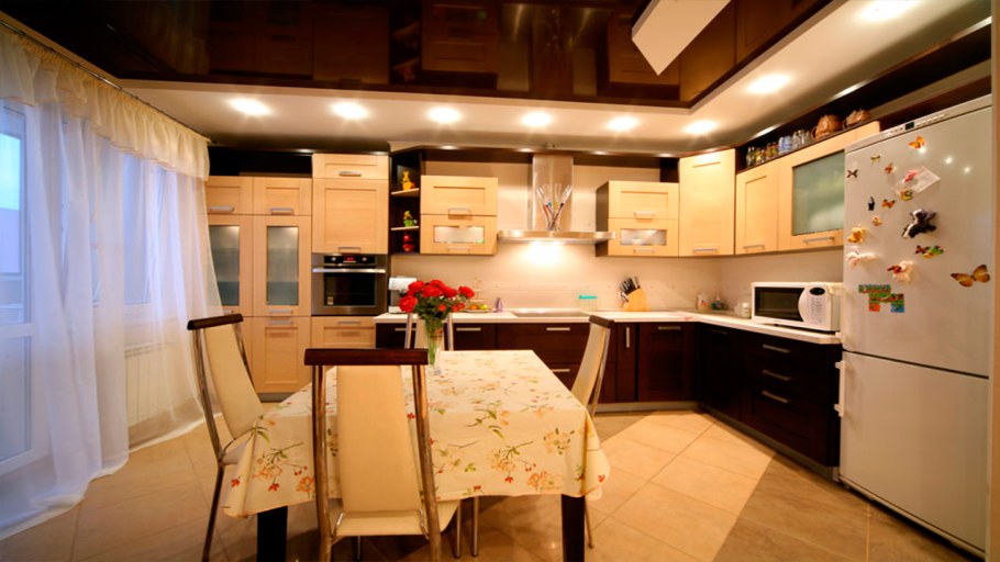 Натяжной потолок на кухне