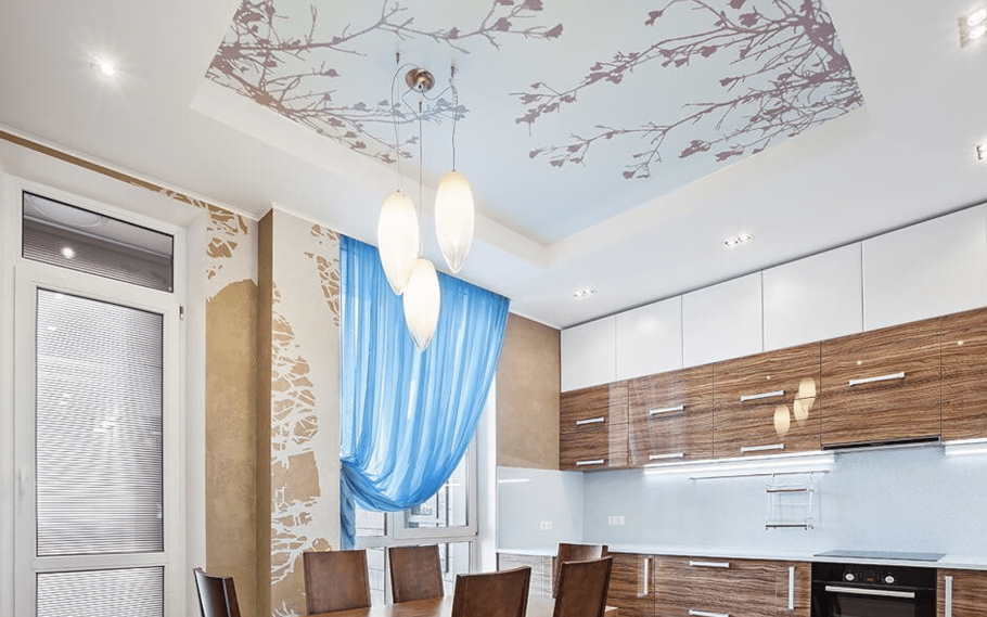 Натяжной потолок на кухне