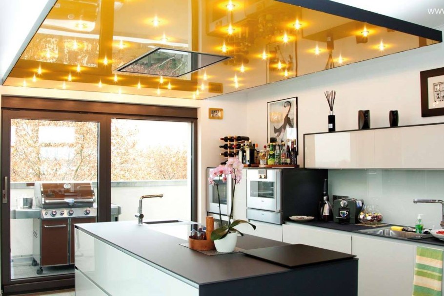 Натяжной потолок на маленькой кухне