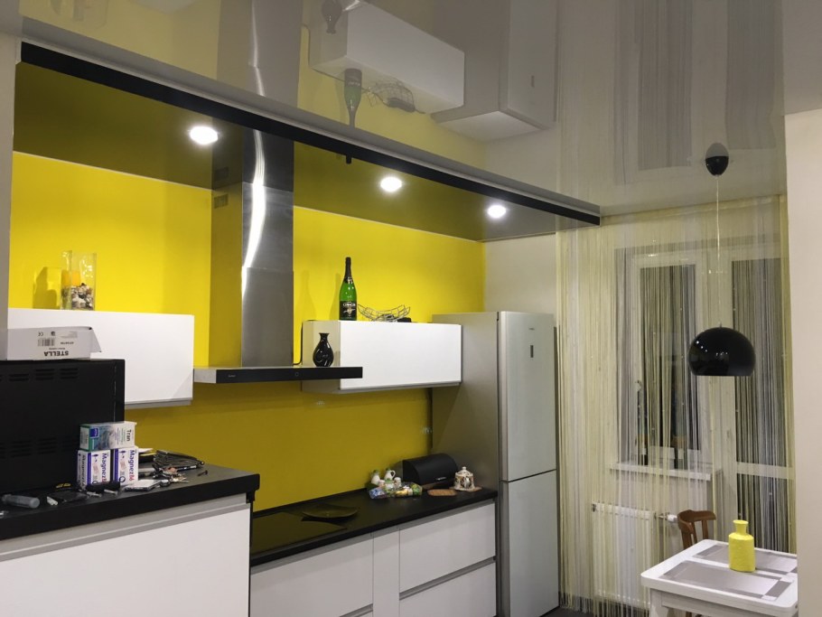 Натяжной потолок на кухне