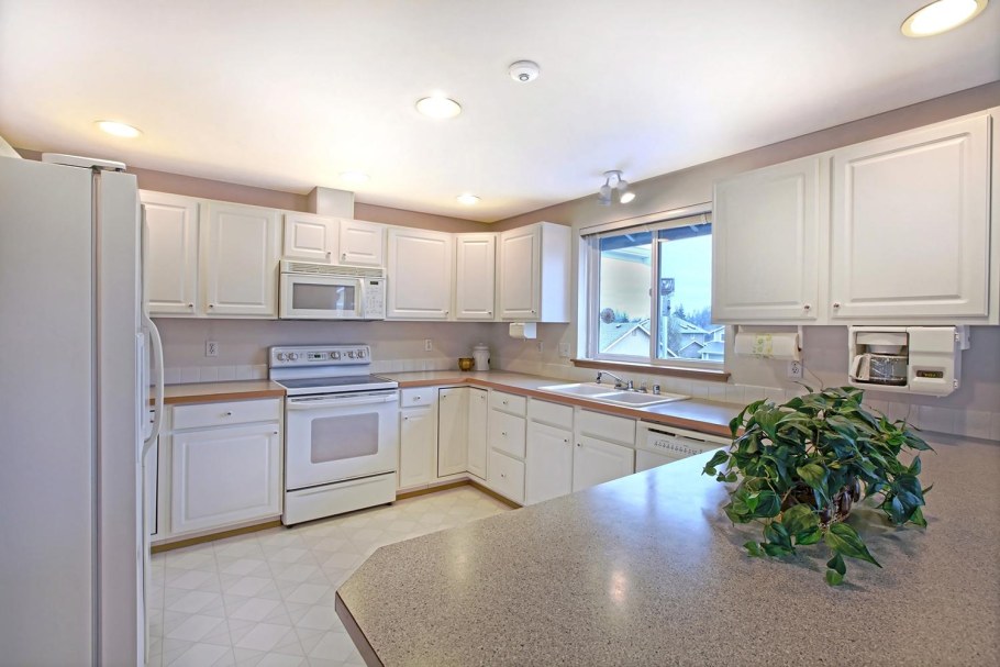 Натяжной потолок на кухне