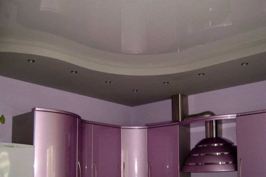 Натяжной потолок на кухне