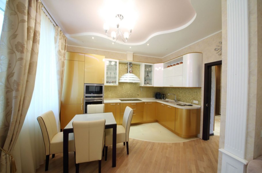 Натяжной потолок на кухне