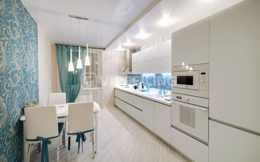 Цветной потолок на кухне