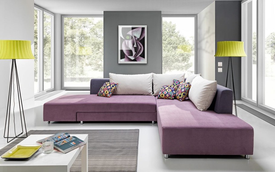 Фиолетовый диван в интерьере