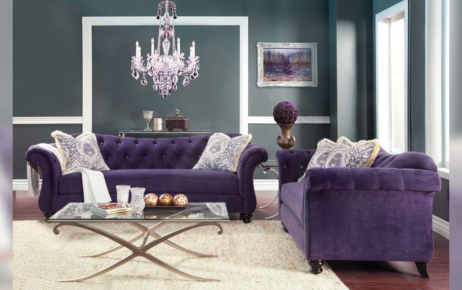Фиолетовый диван