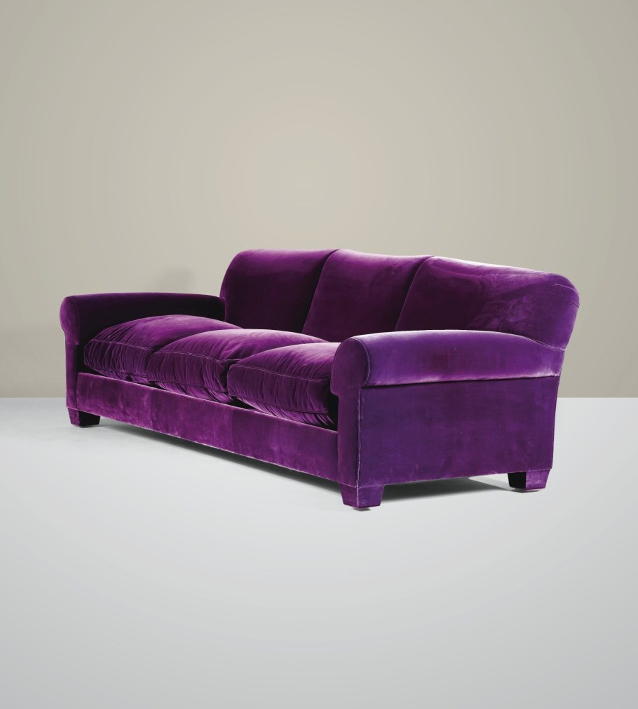 Диван фиолетового цвета