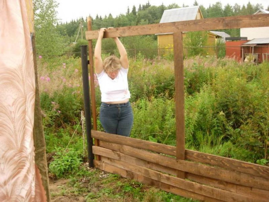 Плетёный забор из досок