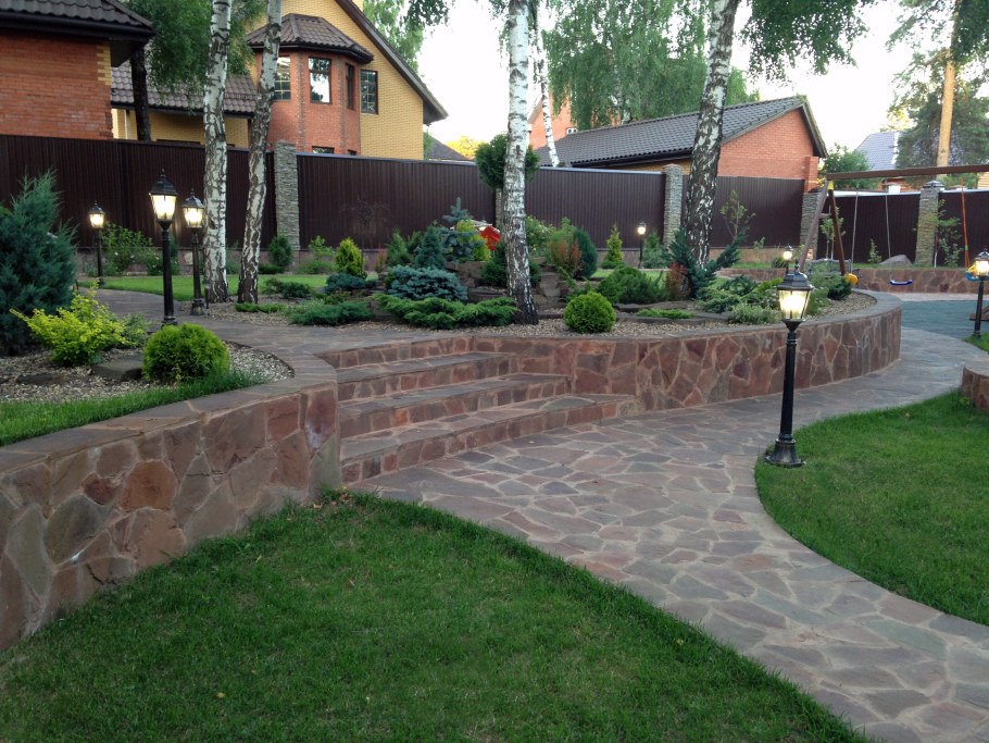 Двухуровневый двор в частном доме