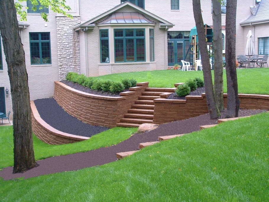 Дорожки на неровном участке