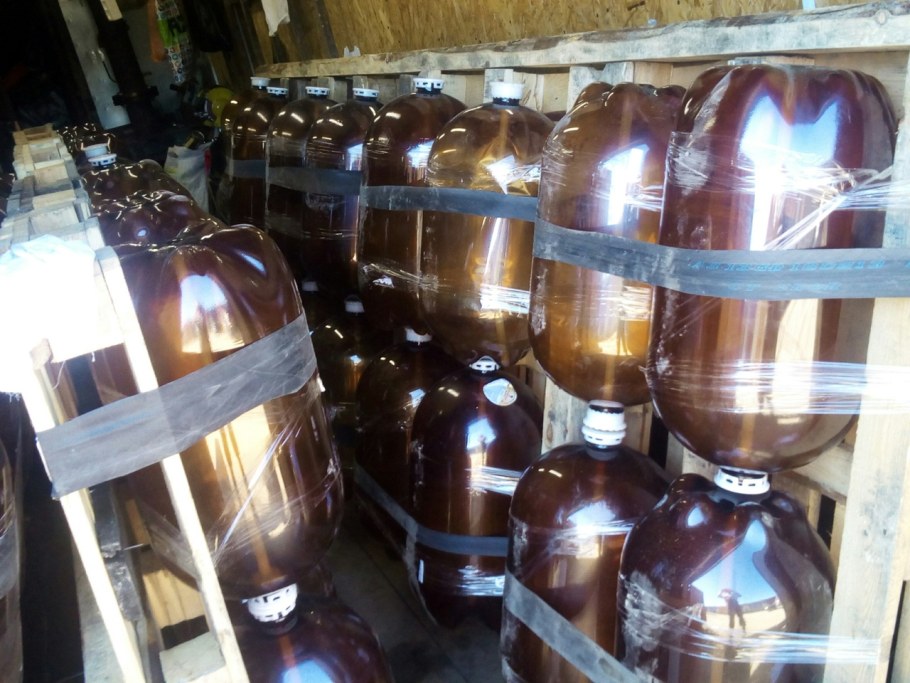 Теплица из 30-литровых ПЭТ кегов