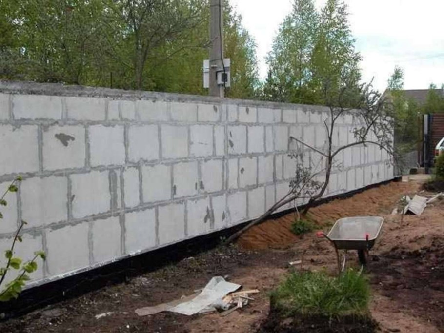 Забор из пеноблоков