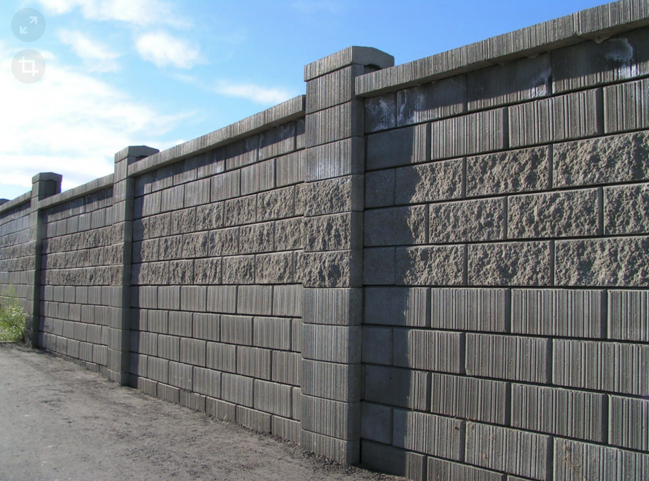 Забор из бетонных блоков