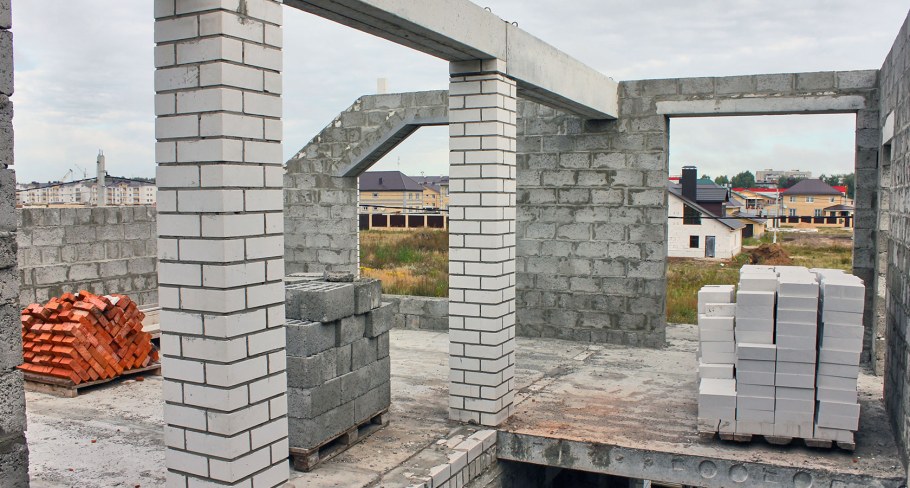 Оштукатуренный забор