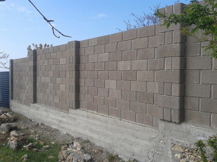 Забор из керамзитных блоков