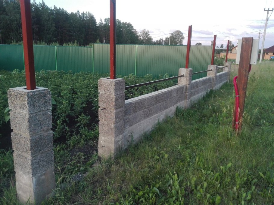 Забор из пеноблоков