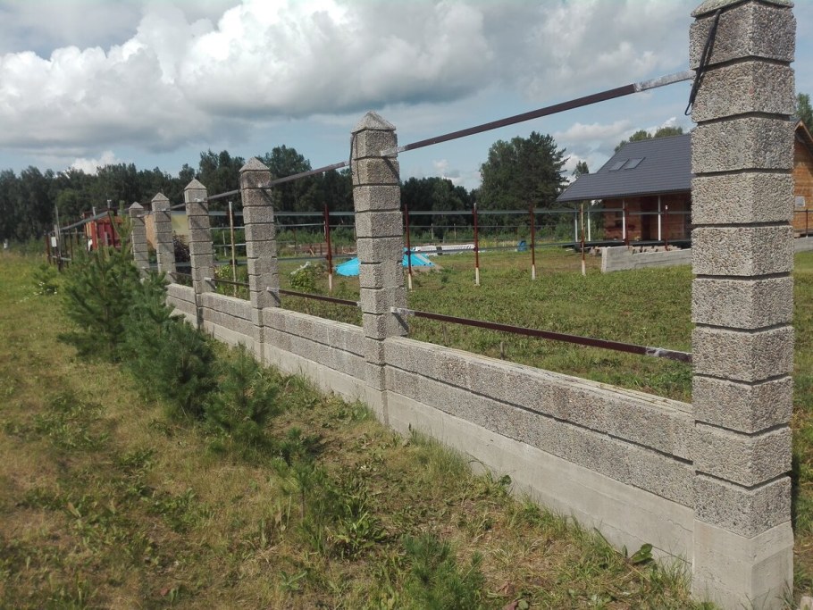 Забор из керамзитобетонных блоков