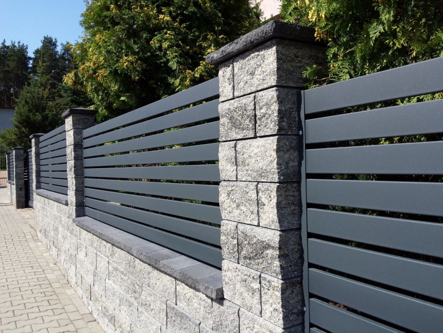 Забор из блоков и дерева