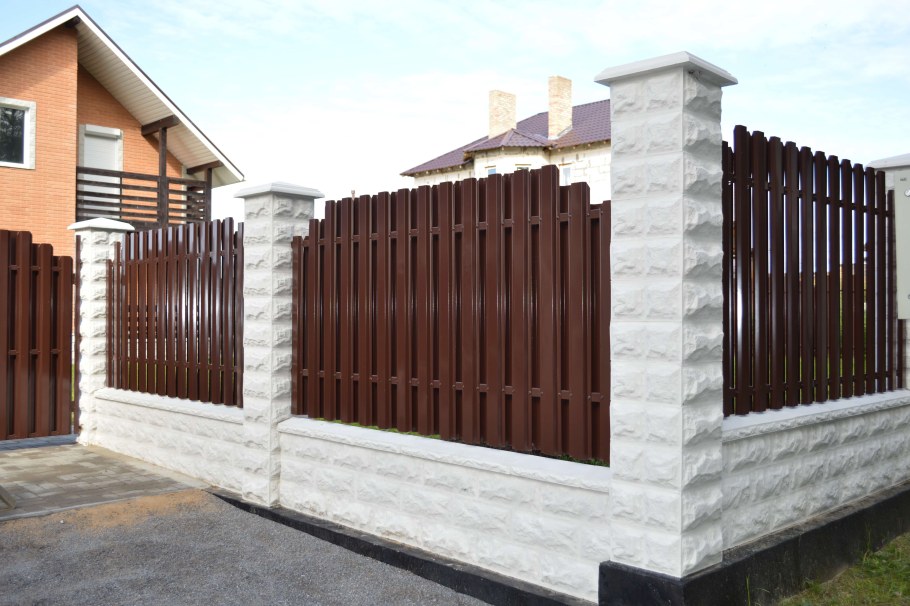 Забор из пескоблоков