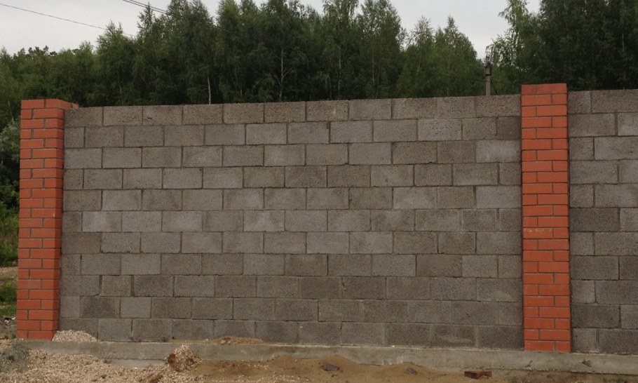 Забор из пескоблоков